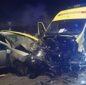 Машина скорой и легковушка столкнулись лоб в лоб в Туле