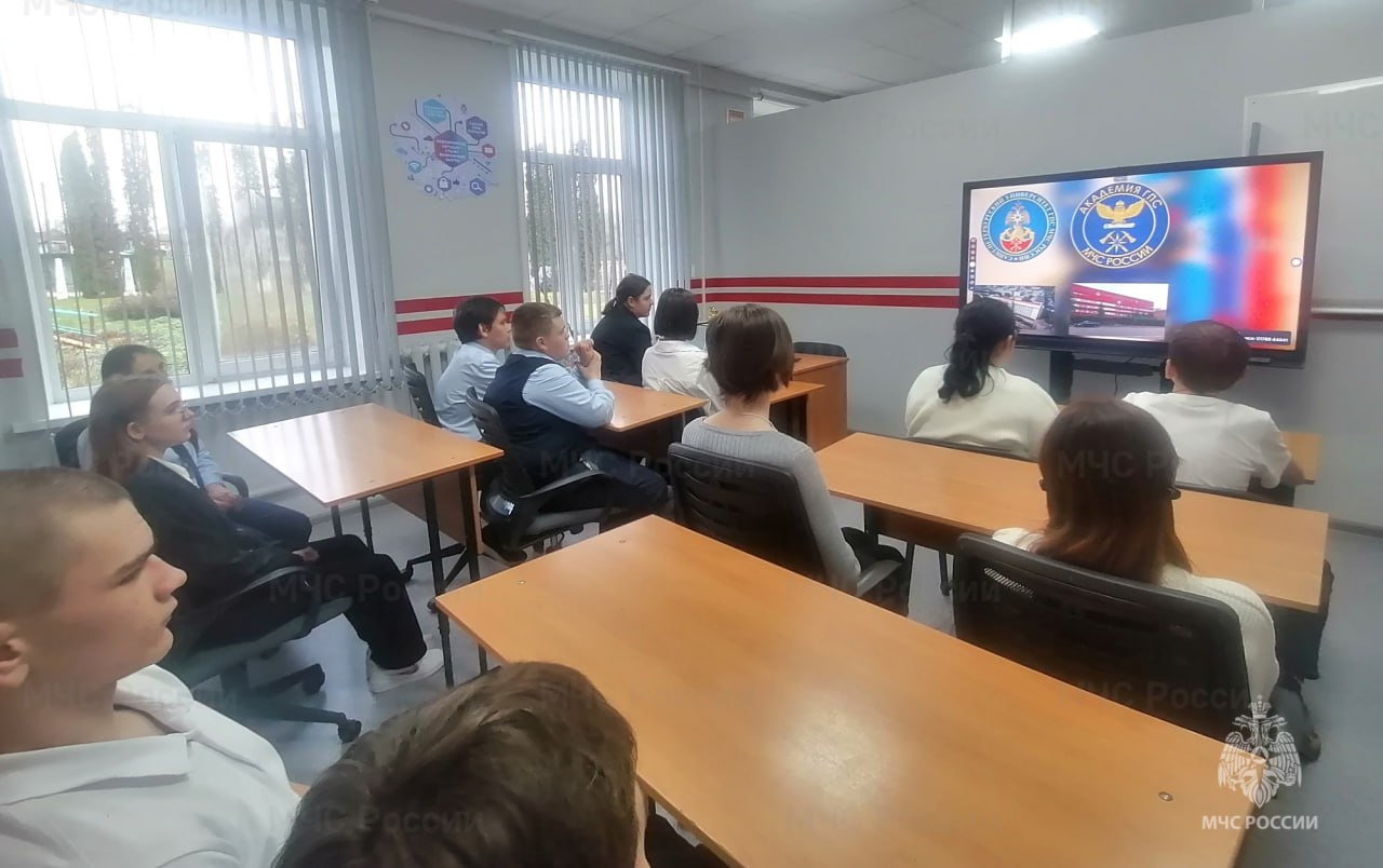 О героической профессии огнеборцев узнали школьники, побывав на экскурсии в пожарной части и на уроках в школе О героической профессии огнеборцев узнали школьники, побывав на экскурсии в пожарной части и на уроках в школе