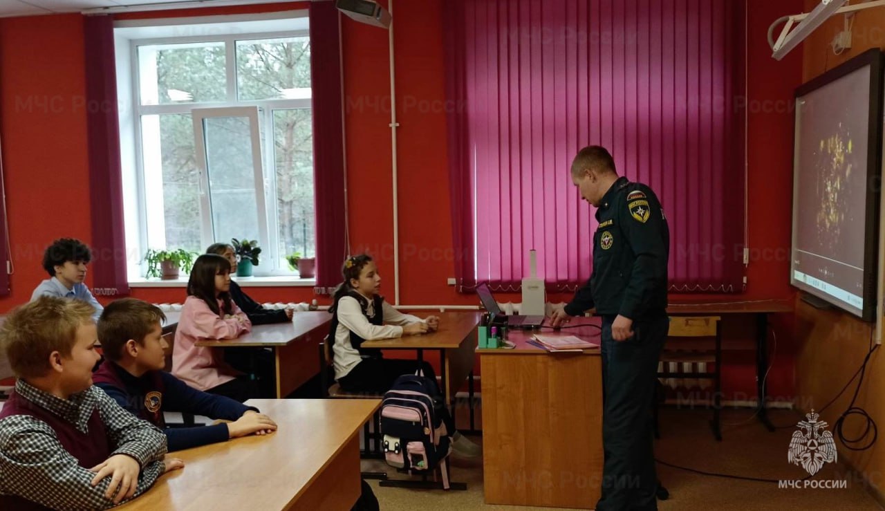 О героической профессии огнеборцев узнали школьники, побывав на экскурсии в пожарной части и на уроках в школе О героической профессии огнеборцев узнали школьники, побывав на экскурсии в пожарной части и на уроках в школе