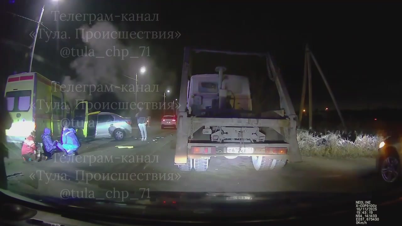 Весь перед всмятку: под Тулой произошло жесткое ДТП с участием легковушки и скорой помощи