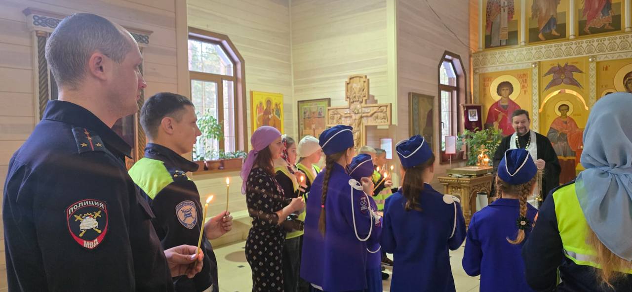 В Тулуне сотрудники Госавтоинспекции почтили память погибших в ДТП В Тулуне сотрудники Госавтоинспекции почтили память погибших в ДТП