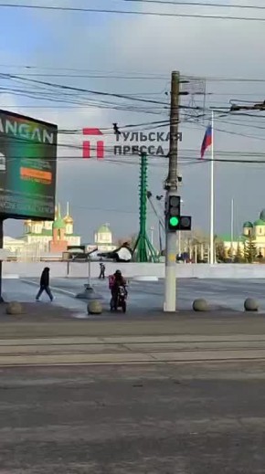 А к елке, которая украсит площадь Ленина в этом году, начали привозить ветки