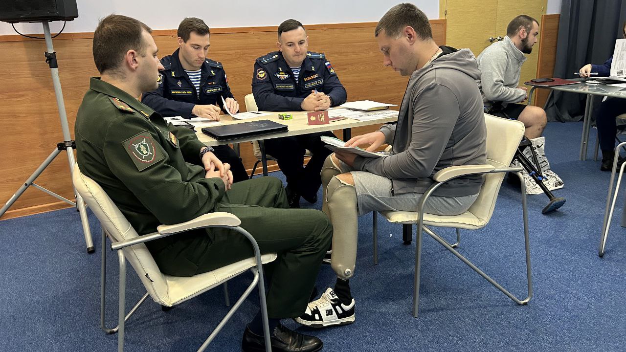 Прокурор Тульской области Сергей Зеленцов, военный прокурор Тульского гарнизона Вадим Долгашов во взаимодействии со специалистами других ведомств в ходе выездного приема побеседовали с участниками и ветеранами СВО, которые в... Прокурор Тульской области Сергей Зеленцов, военный прокурор Тульского гарнизона Вадим Долгашов во взаимодействии со специалистами других ведомств в ходе выездного приема побеседовали с участниками и ветеранами СВО, которые в...