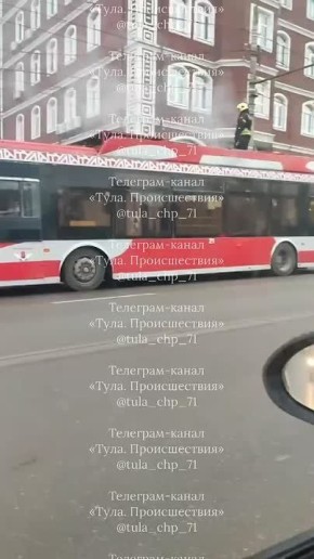 Троллейбус задымился из-за короткого замыкания на улице Болдина