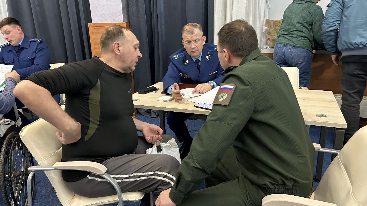 Прокурор Тульской области Сергей Зеленцов, военный прокурор Тульского гарнизона Вадим Долгашов во взаимодействии со специалистами других ведомств в ходе выездного приема побеседовали с участниками и ветеранами СВО, которые в... Прокурор Тульской области Сергей Зеленцов, военный прокурор Тульского гарнизона Вадим Долгашов во взаимодействии со специалистами других ведомств в ходе выездного приема побеседовали с участниками и ветеранами СВО, которые в...