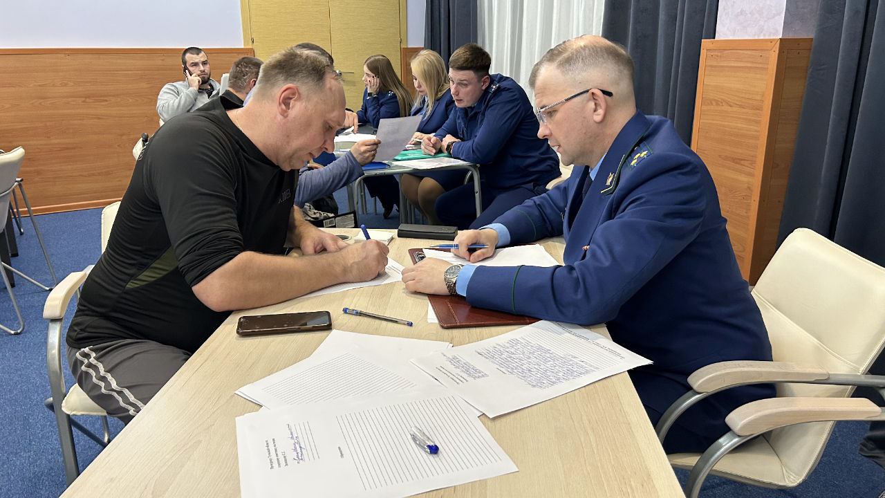 Прокурор Тульской области Сергей Зеленцов, военный прокурор Тульского гарнизона Вадим Долгашов во взаимодействии со специалистами других ведомств в ходе выездного приема побеседовали с участниками и ветеранами СВО, которые в... Прокурор Тульской области Сергей Зеленцов, военный прокурор Тульского гарнизона Вадим Долгашов во взаимодействии со специалистами других ведомств в ходе выездного приема побеседовали с участниками и ветеранами СВО, которые в...