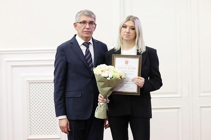 Дмитрий Миляев вручил награду сотруднице Минтранса!