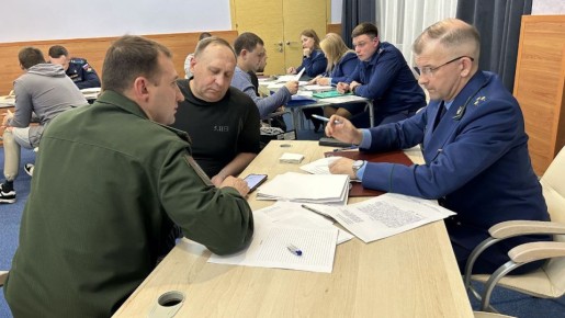 Прокурор Тульской области Сергей Зеленцов, военный прокурор Тульского гарнизона Вадим Долгашов во взаимодействии со специалистами других ведомств в ходе выездного приема побеседовали с участниками и ветеранами СВО, которые в...