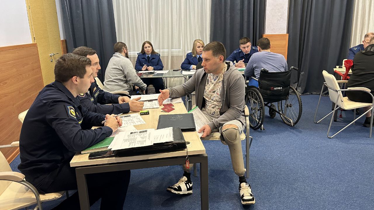 Прокурор Тульской области Сергей Зеленцов, военный прокурор Тульского гарнизона Вадим Долгашов во взаимодействии со специалистами других ведомств в ходе выездного приема побеседовали с участниками и ветеранами СВО, которые в... Прокурор Тульской области Сергей Зеленцов, военный прокурор Тульского гарнизона Вадим Долгашов во взаимодействии со специалистами других ведомств в ходе выездного приема побеседовали с участниками и ветеранами СВО, которые в...