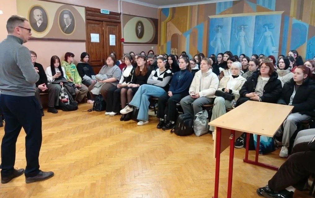 Заместитель начальника ЦПЭ УМВД России по Тульской области провёл лекцию для студентов по профилактике терроризма и экстремизма Заместитель начальника ЦПЭ УМВД России по Тульской области провёл лекцию для студентов по профилактике терроризма и экстремизма