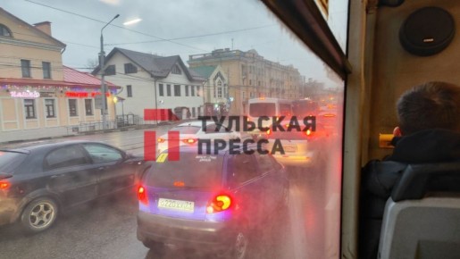 Жители Заречья во вторник утром встали в семибаллльных пробках: как сообщают наши читатели, Октябрьская улица еле едет