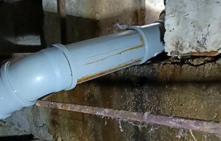 На ул. Приупской в Туле годами затапливает подвал: после жалоб трубу поменяли, но ничего не изменилось