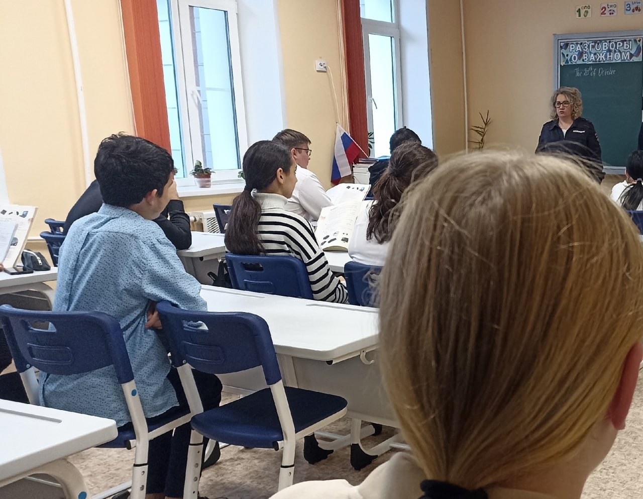 В Ефремове в рамках операции «Чистое поколение» сотрудник полиции провела профилактическое занятие со школьниками