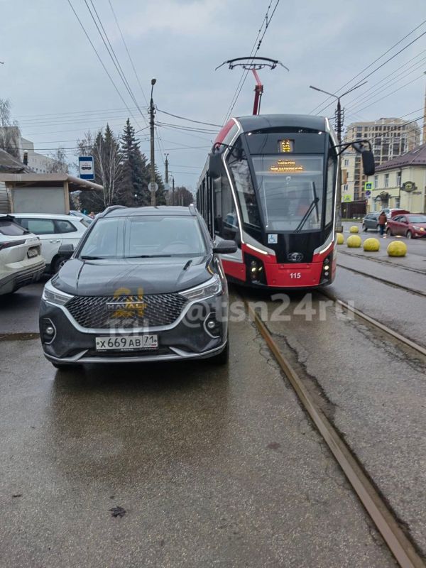 Припаркованная машина заблокировала движение трамваев на перекрестке улиц Жаворонкова и Ф. Энгельса