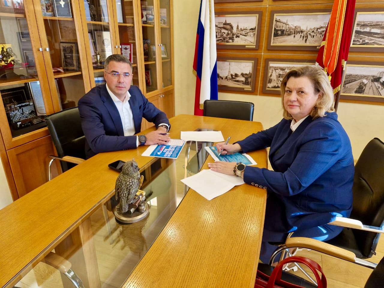 Алексей Эрк провел рабочую встречу с исполнительным директором Ассоциации «Здоровые города, районы и поселки» Алексей Эрк провел рабочую встречу с исполнительным директором Ассоциации «Здоровые города, районы и поселки»