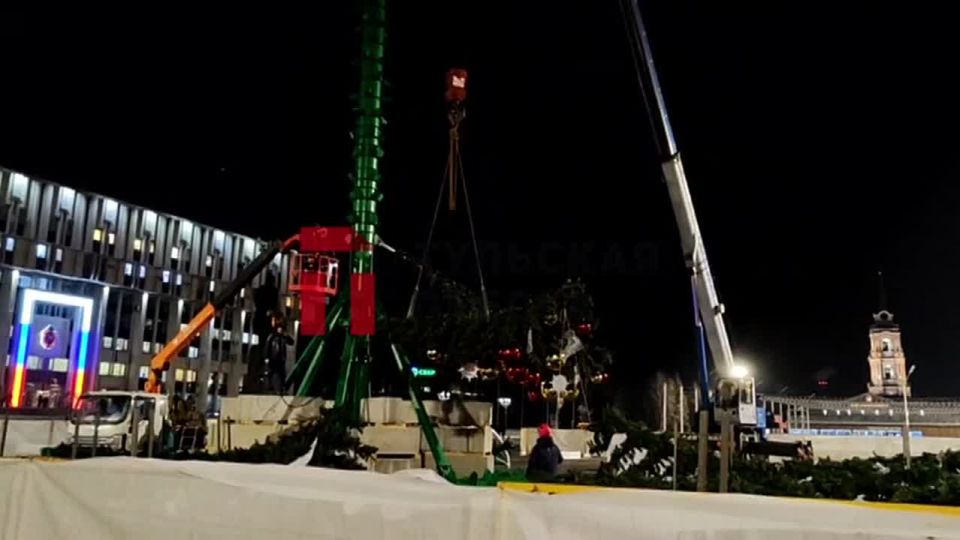 А елка на площади Ленина потихоньку «обрастает»