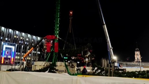 А елка на площади Ленина потихоньку «обрастает»