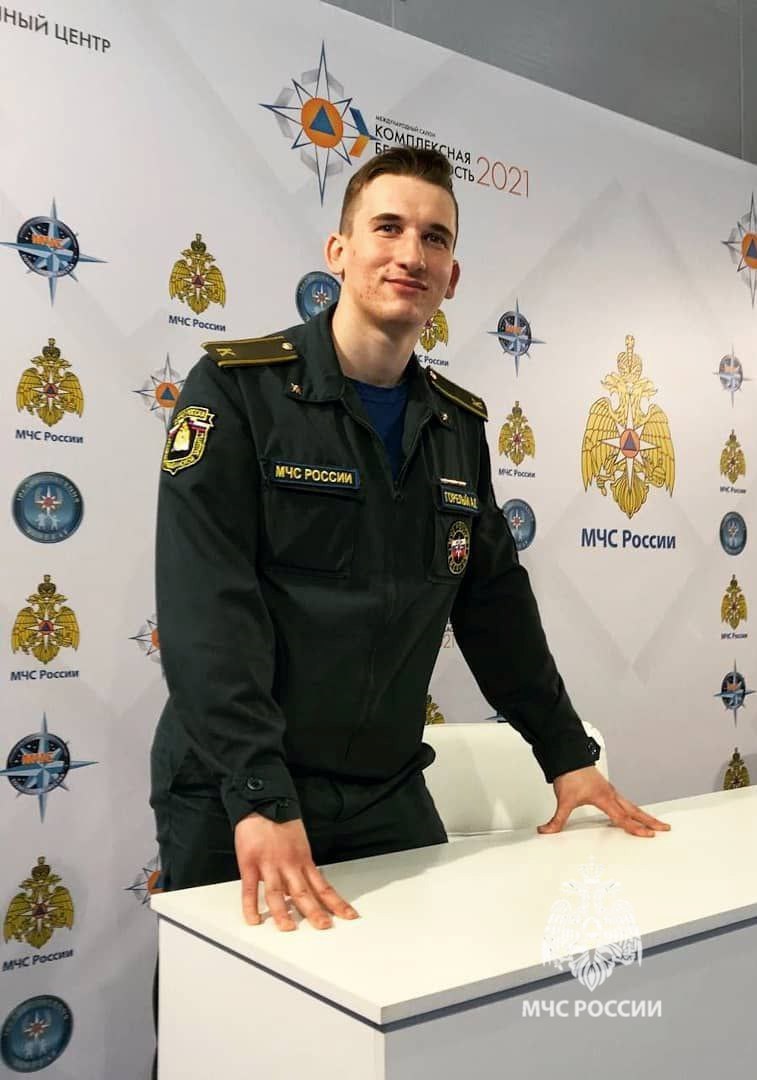 #ЛицаМЧС. Призёр конкурса «Лучший пиротехник спасательных воинственных формирований МЧС России» 2025 года Сегодня в нашей рубрике инженер спасательной группы проведения пиротехнических и взрывных работ Тульского... #ЛицаМЧС. Призёр конкурса «Лучший пиротехник спасательных воинственных формирований МЧС России» 2025 года Сегодня в нашей рубрике инженер спасательной группы проведения пиротехнических и взрывных работ Тульского...