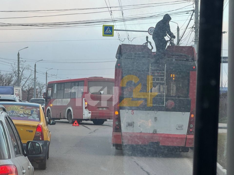 На Октябрьской ДТП с автобусом и легковушкой