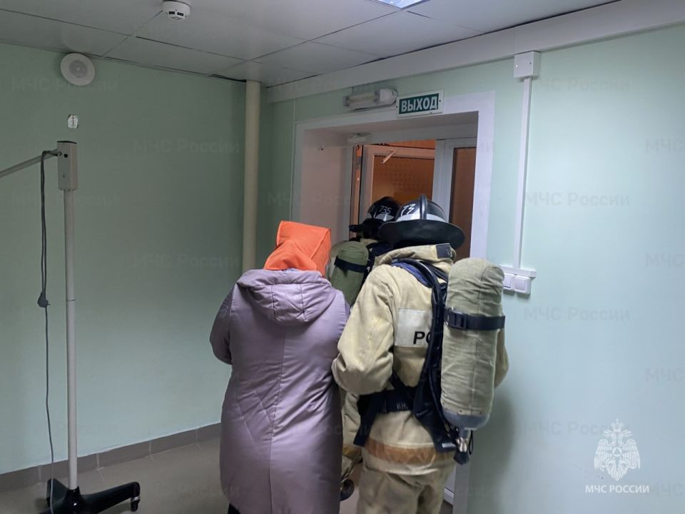 В Суворовской районной больнице огнеборцы потушили "пожар"