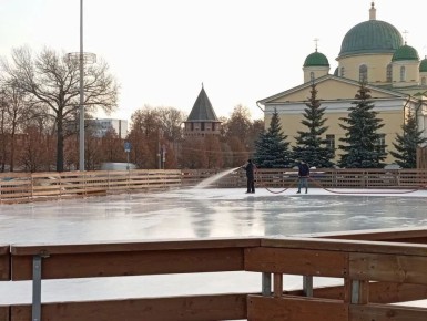 Две недели остаётся до открытия губернского катка, а пока его активно готовят