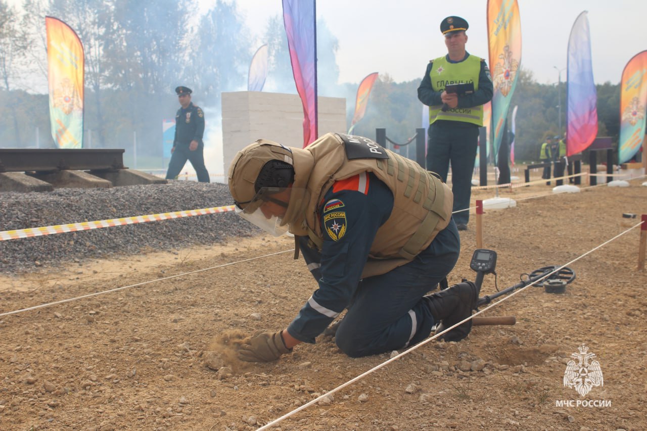 #ЛицаМЧС. Призёр конкурса «Лучший пиротехник спасательных воинственных формирований МЧС России» 2025 года Сегодня в нашей рубрике инженер спасательной группы проведения пиротехнических и взрывных работ Тульского... #ЛицаМЧС. Призёр конкурса «Лучший пиротехник спасательных воинственных формирований МЧС России» 2025 года Сегодня в нашей рубрике инженер спасательной группы проведения пиротехнических и взрывных работ Тульского...