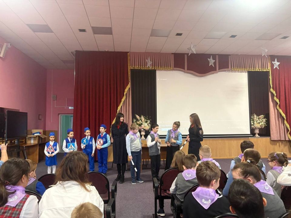 Сегодня, в честь празднования Всемирного Дня ребёнка инспекторы группы по пропаганде управления Госавтоинспекции Тульской области совместно с отрядом Юных инспекторов движения организовали визит в ГОУ ТО «Тульская школа для...