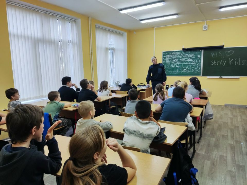 Сотрудники отделения Госавтоинспекции МО МВД России «Алексинский» Тульской области провели профилактические беседы в детском саду комбинированного вида №16 и школах района, приуроченное ко Всемирному Дню ребенка