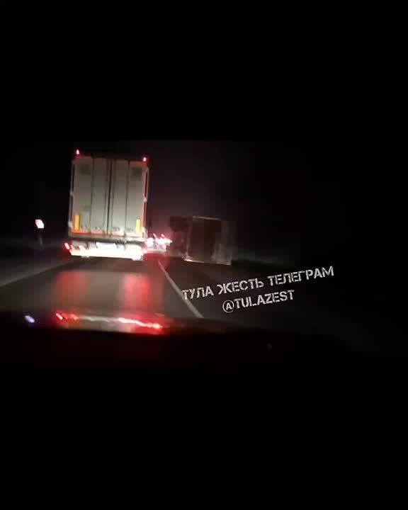 Фура перевернулась рядом с трассой М4 «Дон» в Киреевском районе