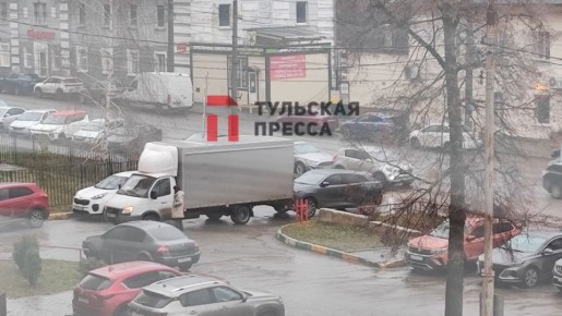 На Михеева, 17, коллапс: ДТП произошло при въезде на парковку