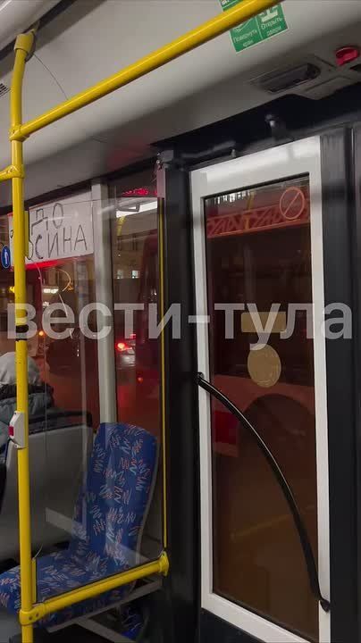 Трамваи, троллейбусы стоят на перекрестке Советской и Ф. Энгельса