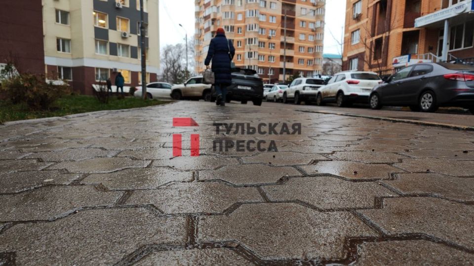 Сегодня туляки добирались до работы с осторожностью, ведь дороги покрылись коркой льда