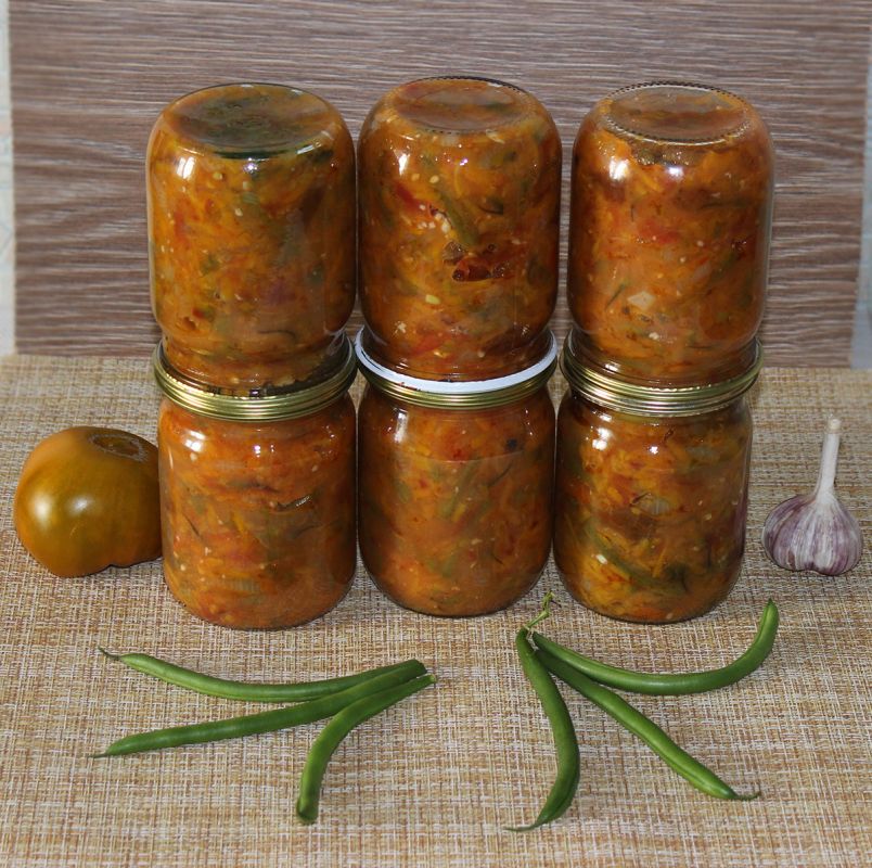 Сочный салат из спаржевой фасоли: два способа заготовки на зиму