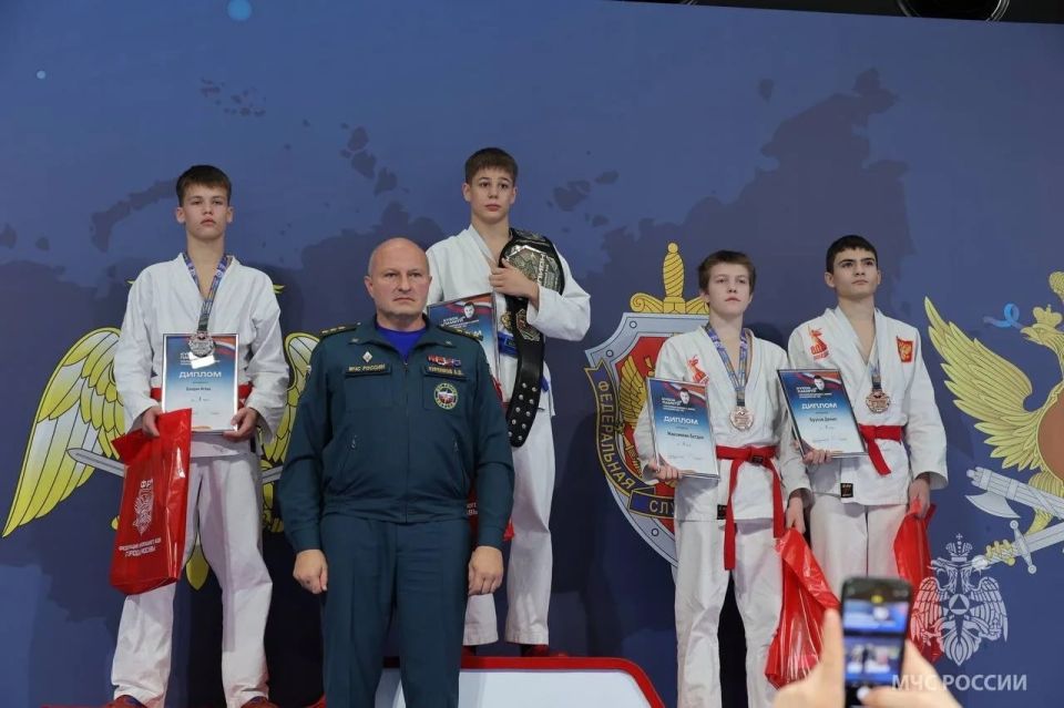 Глава МЧС России Александр Куренков поздравил победителей всероссийских соревнований по рукопашному бою