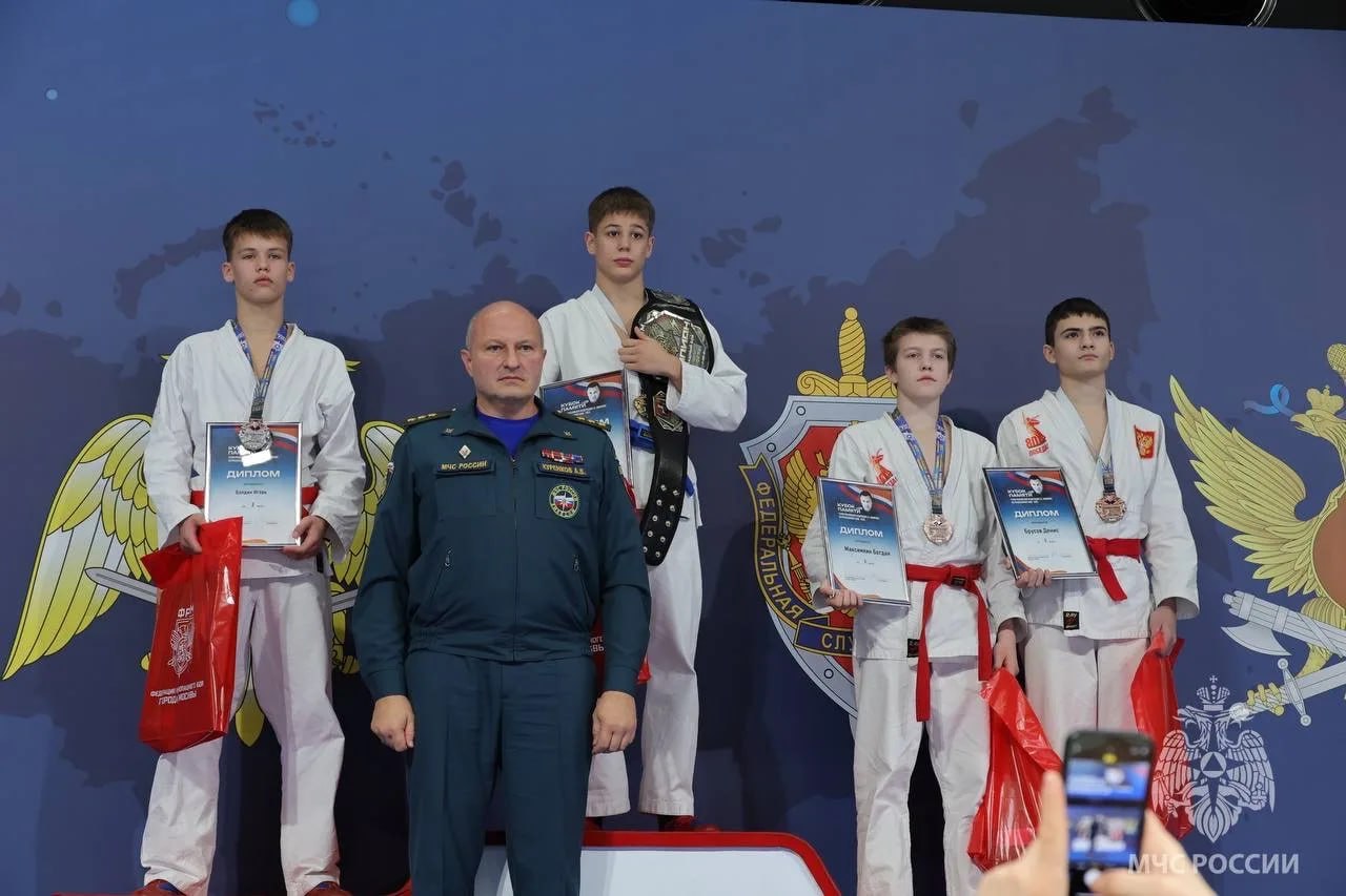 Глава МЧС России Александр Куренков поздравил победителей всероссийских соревнований по рукопашному бою
