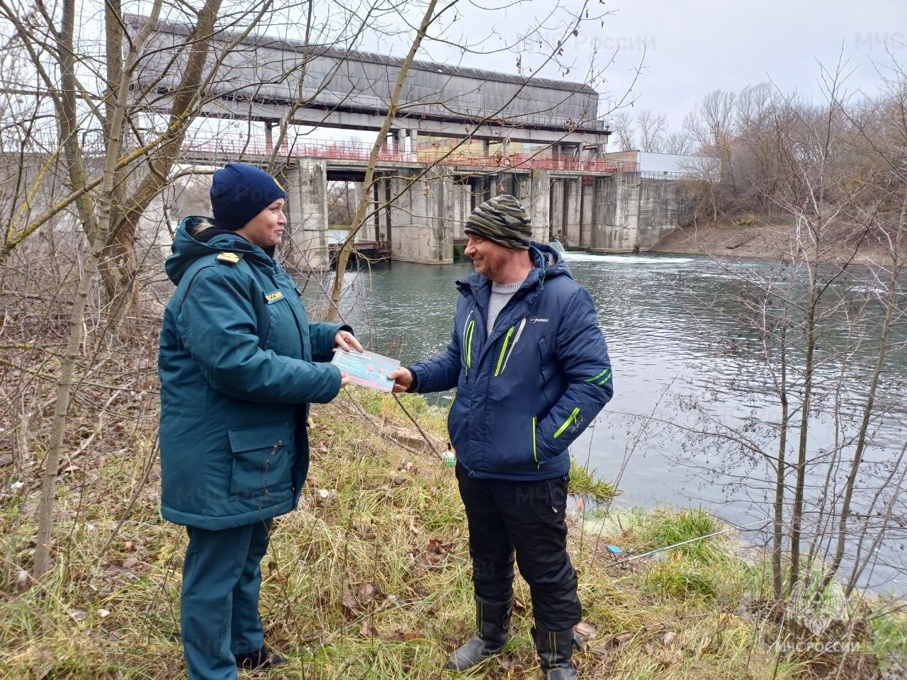 Сотрудники ГИМС продолжают патрулировать водоемы области в связи с активным закрытием осенней рыбалки Сотрудники ГИМС продолжают патрулировать водоемы области в связи с активным закрытием осенней рыбалки
