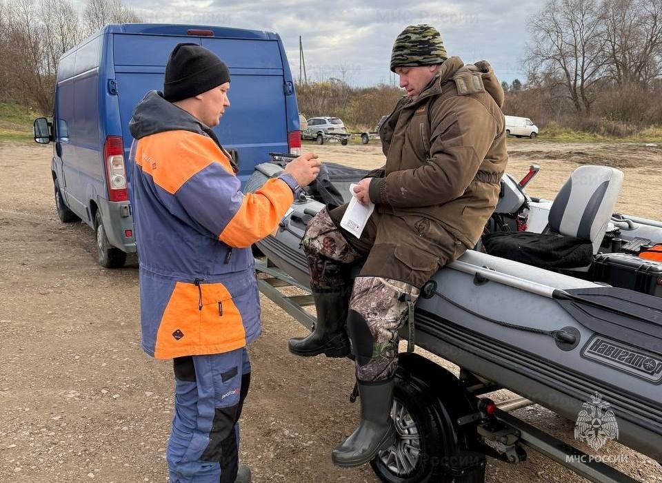Сотрудники ГИМС продолжают патрулировать водоемы области в связи с активным закрытием осенней рыбалки Сотрудники ГИМС продолжают патрулировать водоемы области в связи с активным закрытием осенней рыбалки