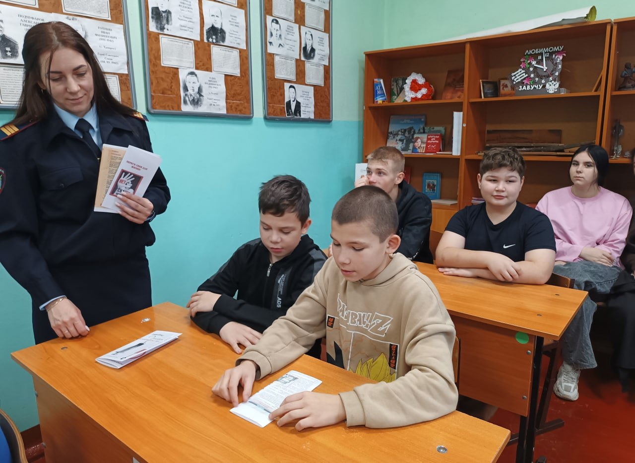 В Чернском районе в рамках операции «Чистое поколение» сотрудник ПДН провела профилактическую беседу со школьниками В Чернском районе в рамках операции «Чистое поколение» сотрудник ПДН провела профилактическую беседу со школьниками