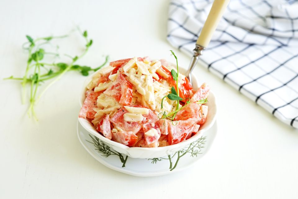 Простой и вкусный ужин: салат с помидорами и сыром за пять минут