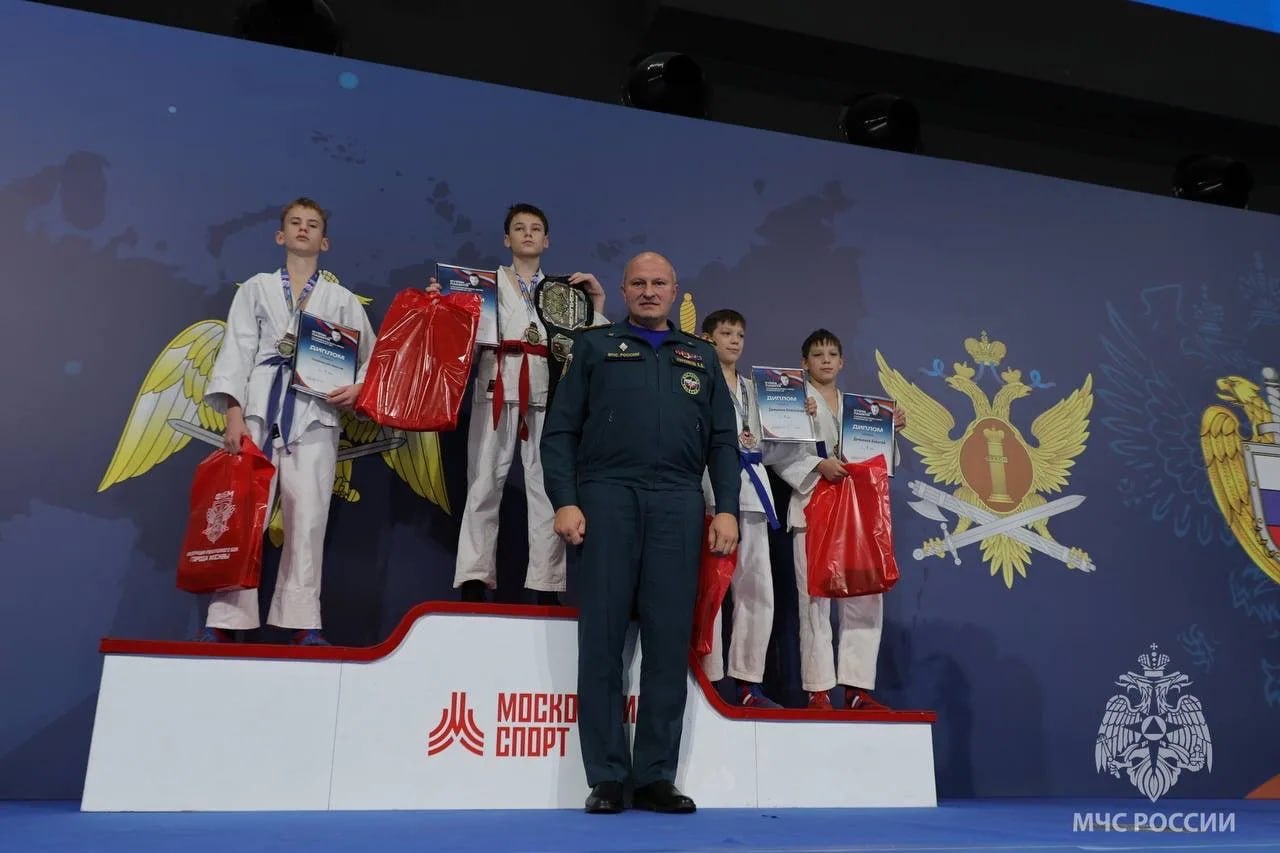 Глава МЧС России Александр Куренков поздравил победителей всероссийских соревнований по рукопашному бою Глава МЧС России Александр Куренков поздравил победителей всероссийских соревнований по рукопашному бою