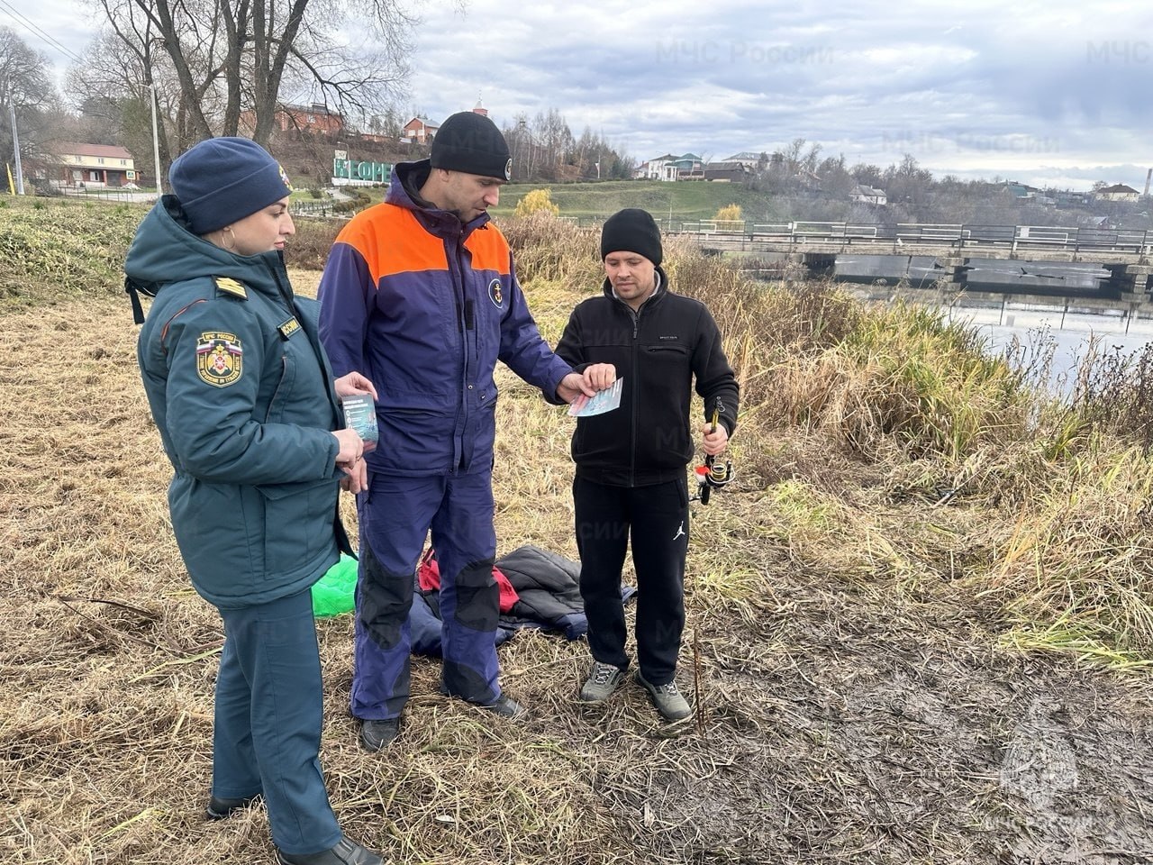 Сотрудники ГИМС продолжают патрулировать водоемы области в связи с активным закрытием осенней рыбалки Сотрудники ГИМС продолжают патрулировать водоемы области в связи с активным закрытием осенней рыбалки