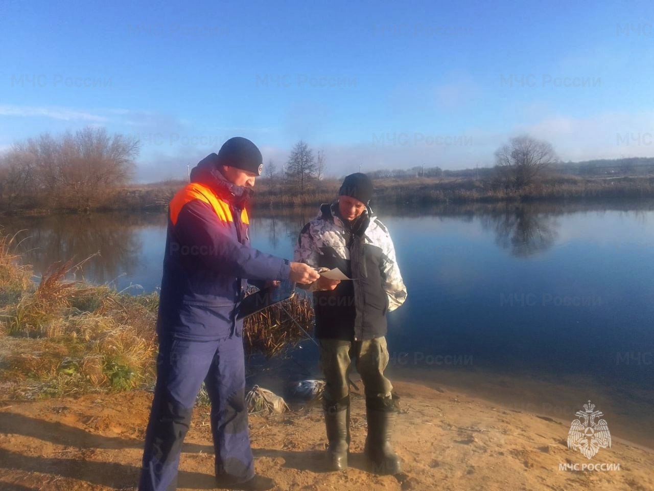Сотрудники ГИМС продолжают патрулировать водоемы области в связи с активным закрытием осенней рыбалки Сотрудники ГИМС продолжают патрулировать водоемы области в связи с активным закрытием осенней рыбалки