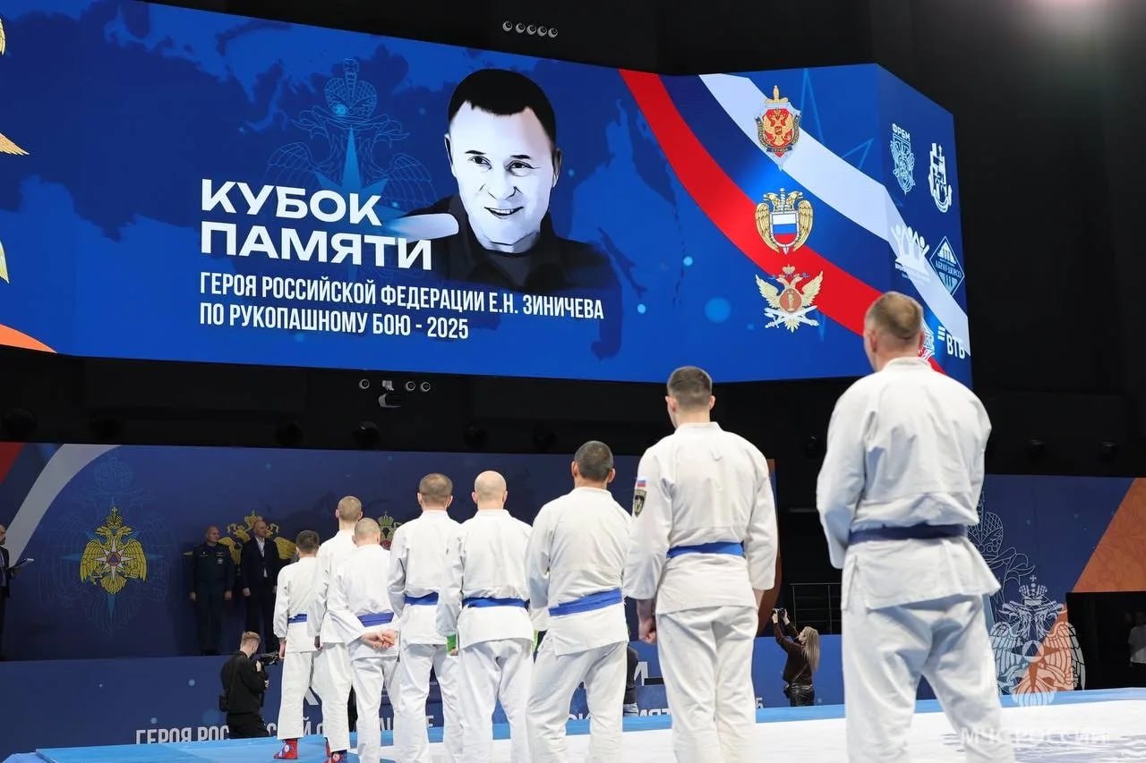 Глава МЧС России Александр Куренков поздравил победителей всероссийских соревнований по рукопашному бою Глава МЧС России Александр Куренков поздравил победителей всероссийских соревнований по рукопашному бою