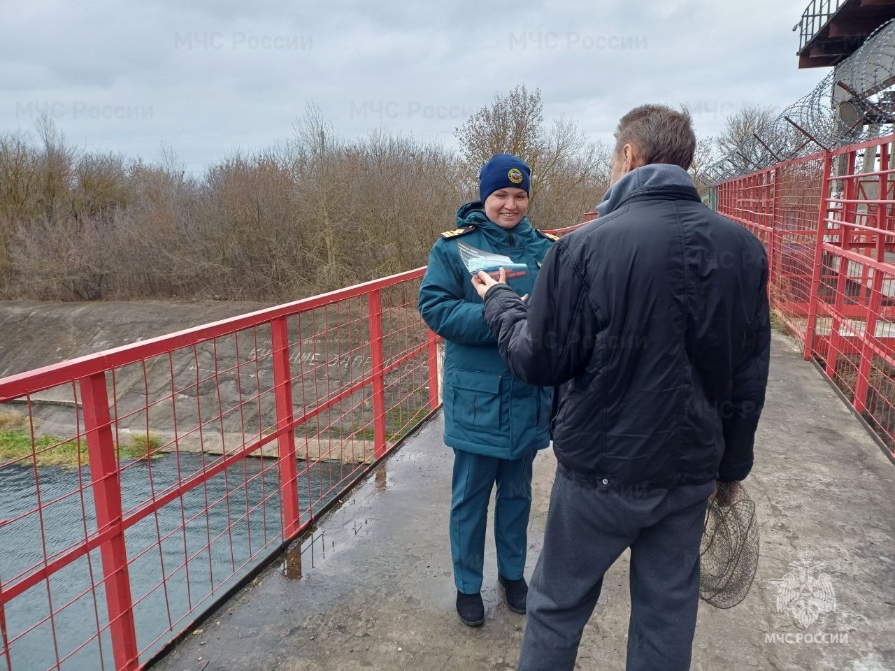 Сотрудники ГИМС продолжают патрулировать водоемы области в связи с активным закрытием осенней рыбалки