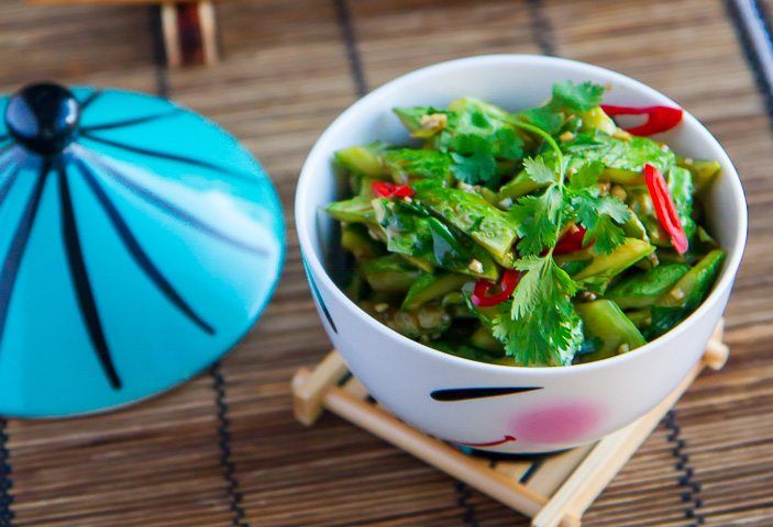 Битые огурцы: яркое обновление классического рецепта для летнего стола