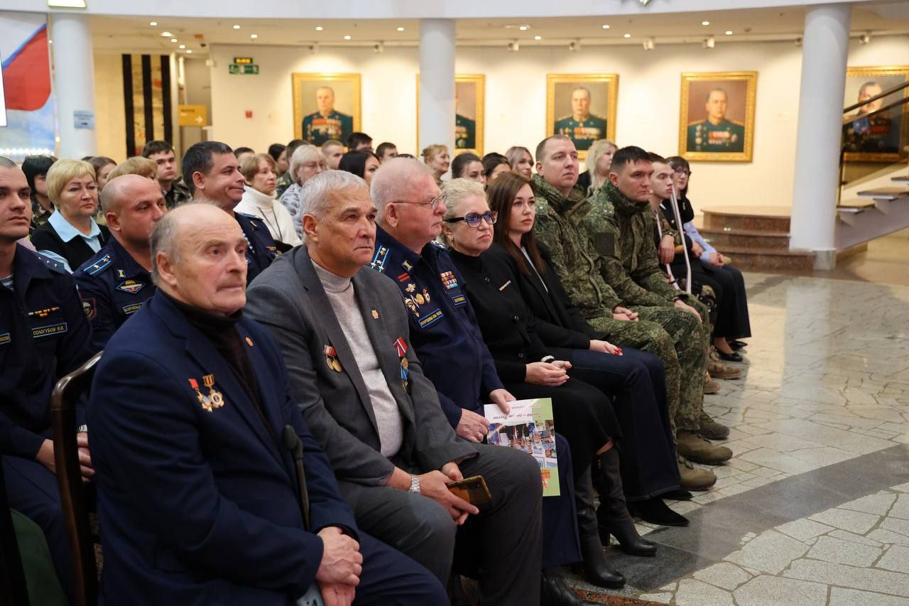 Глава города Тулы Алексей Эрк поздравил Комитет семей воинов Отечества с трехлетием Глава города Тулы Алексей Эрк поздравил Комитет семей воинов Отечества с трехлетием