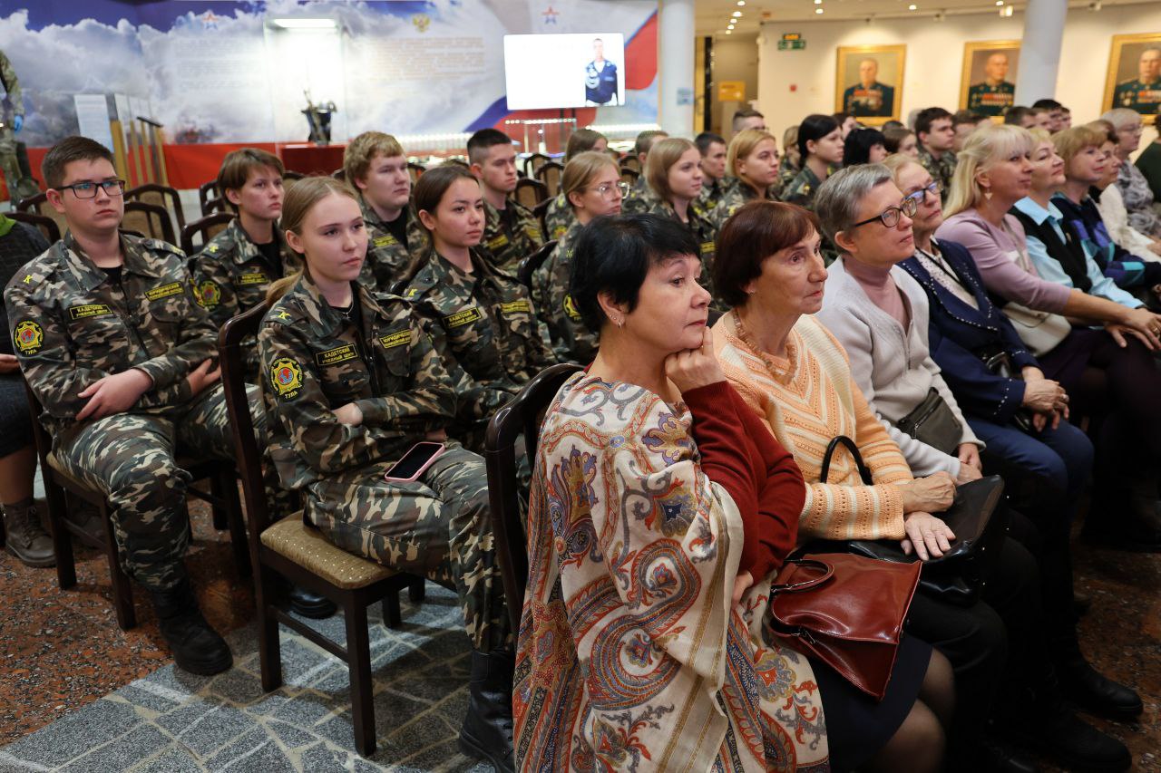 Глава города Тулы Алексей Эрк поздравил Комитет семей воинов Отечества с трехлетием Глава города Тулы Алексей Эрк поздравил Комитет семей воинов Отечества с трехлетием