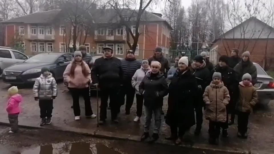 Жители Узловой просят срочно отремонтировать двор: придомовую территорию полностью покрыла вода