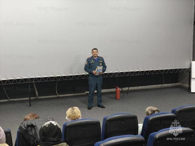 В Ефремове сотрудники МЧС России провели инструктаж с работниками культурно-зрелищных учреждений