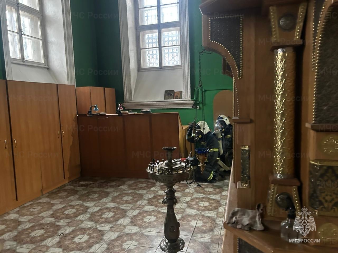 Плавские огнеборцы потушили условный пожар в храме Плавские огнеборцы потушили условный пожар в храме